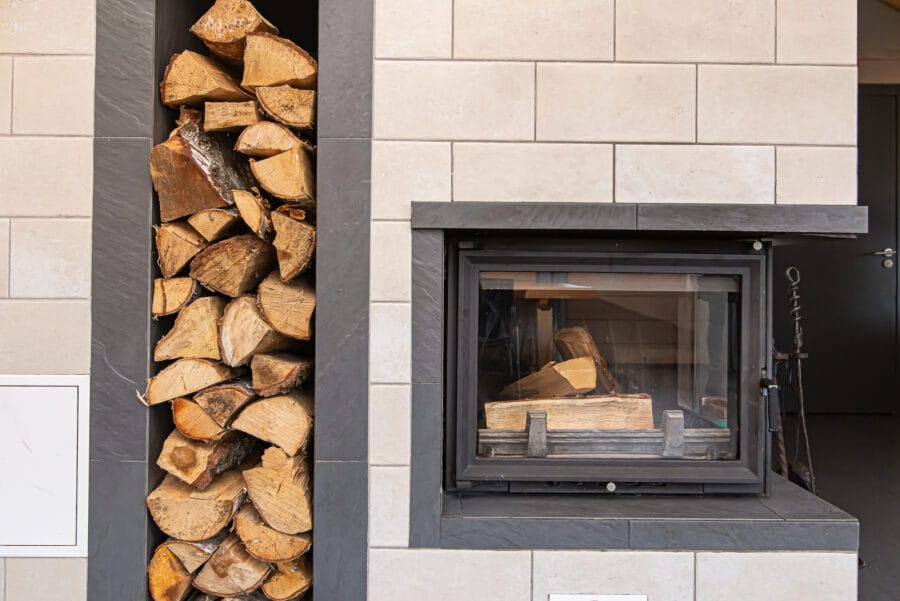 Patalpoje įrengtas malkomis kūrenamas židinys